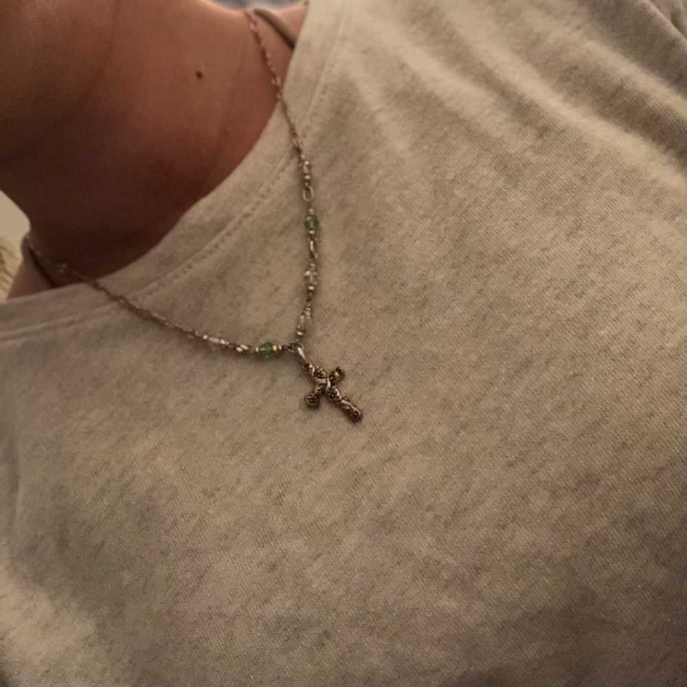 simple silver cross necklace